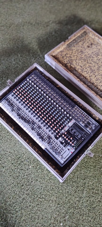Behringer SX2442FX + flight case de segunda mano · Foto 1 de 6 · Sevilla · 345 €