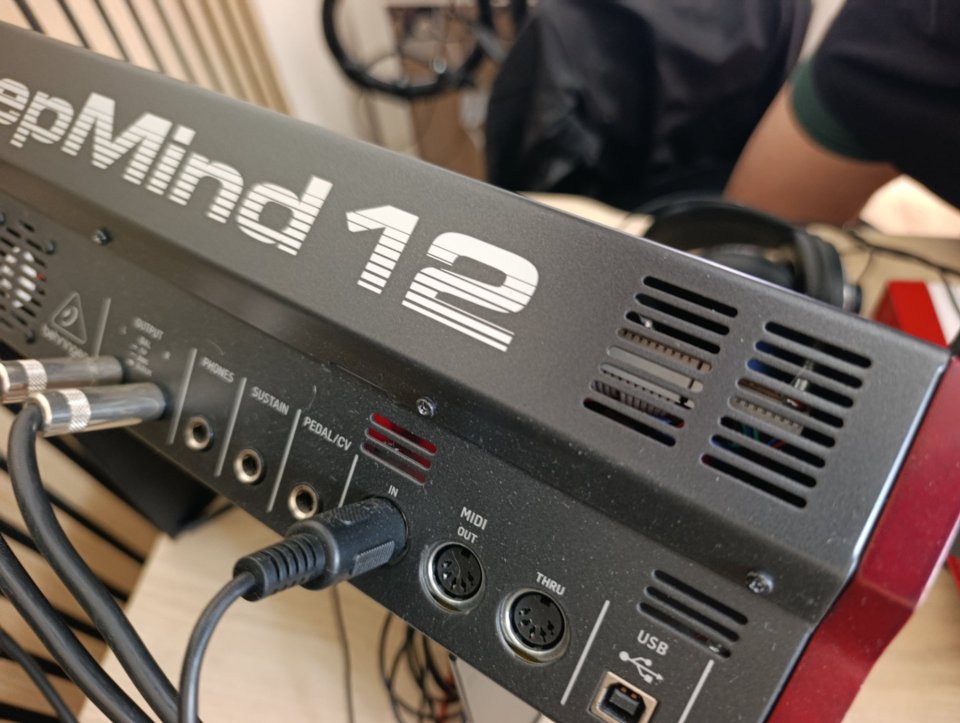Behringer deepmind 12 Desktop de segunda mano · Foto 5 de 8 · Valencia · 450 €