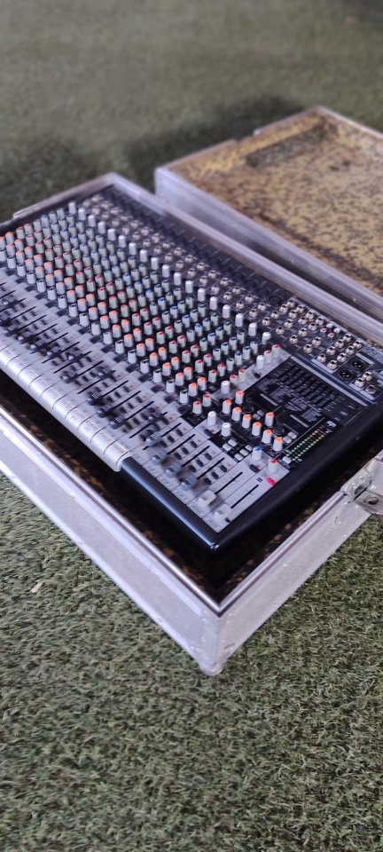 Behringer SX2442FX + flight case de segunda mano · Foto 2 de 6 · Sevilla · 345 €