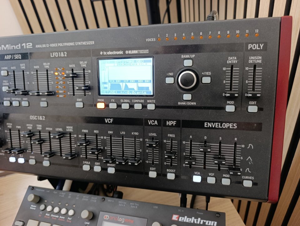 Behringer deepmind 12 Desktop de segunda mano · Foto 6 de 8 · Valencia · 450 €