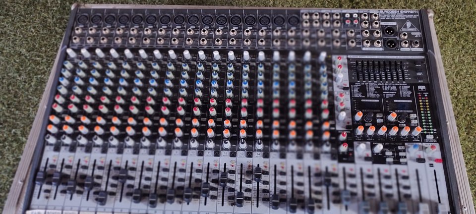 Behringer SX2442FX + flight case de segunda mano · Foto 3 de 6 · Sevilla · 345 €