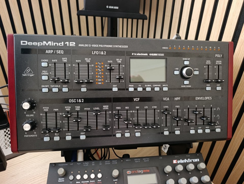 Behringer deepmind 12 Desktop de segunda mano · Foto 7 de 8 · Valencia · 450 €