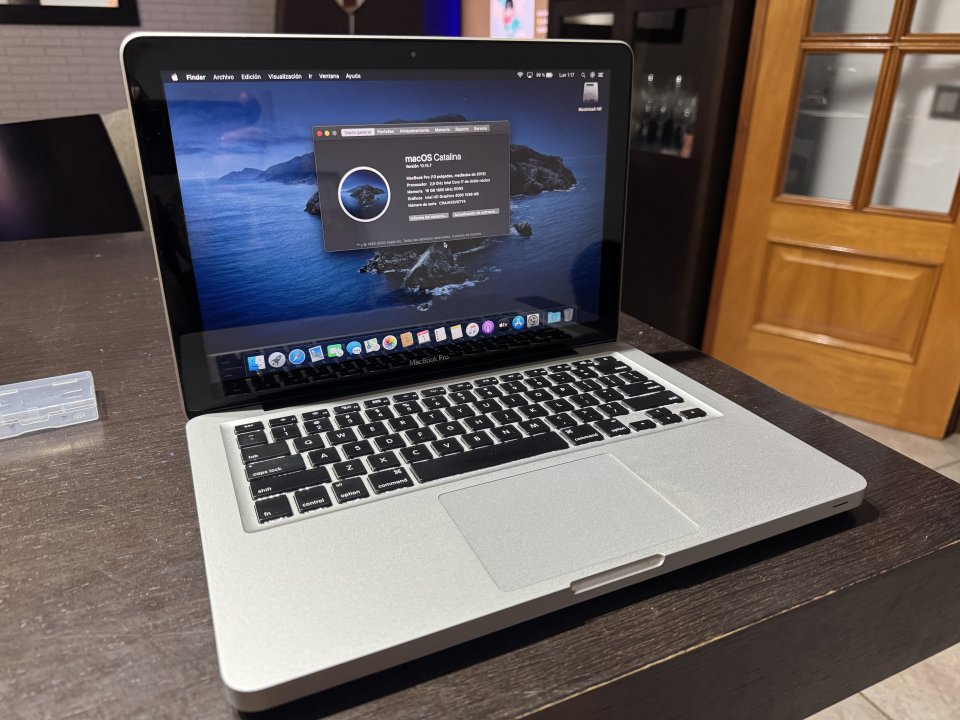 MacBook Pro preparado para estudio de grabación y mastering