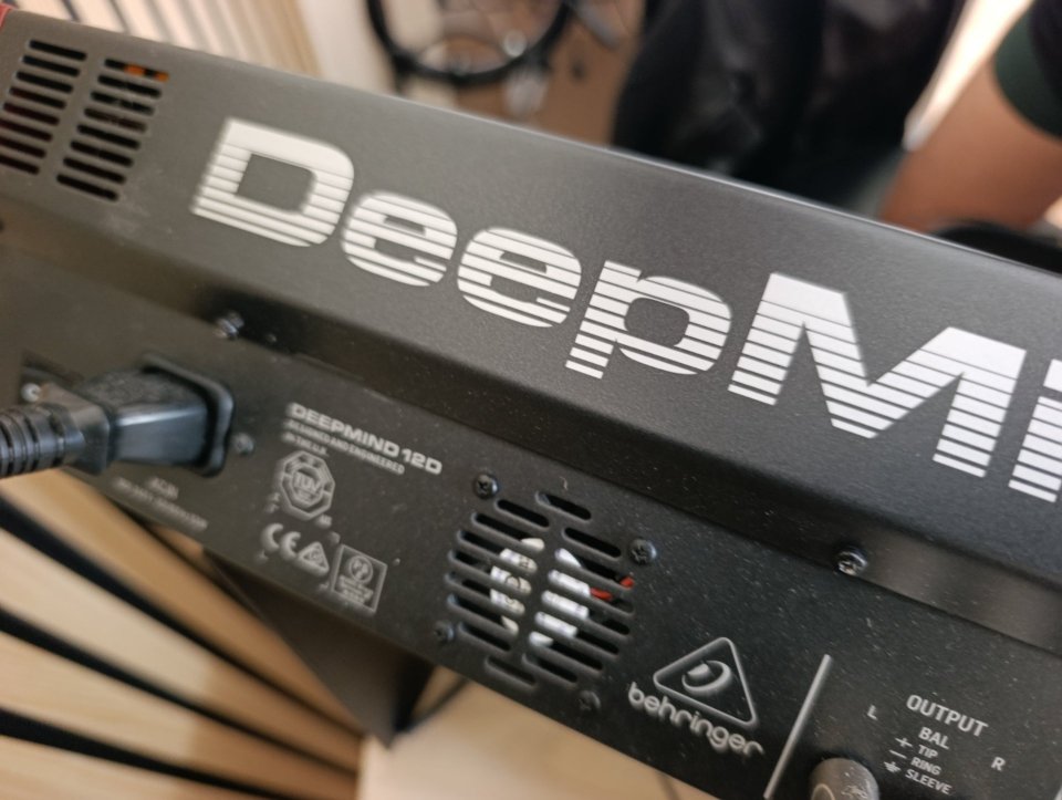 Behringer deepmind 12 Desktop de segunda mano · Foto 8 de 8 · Valencia · 450 €