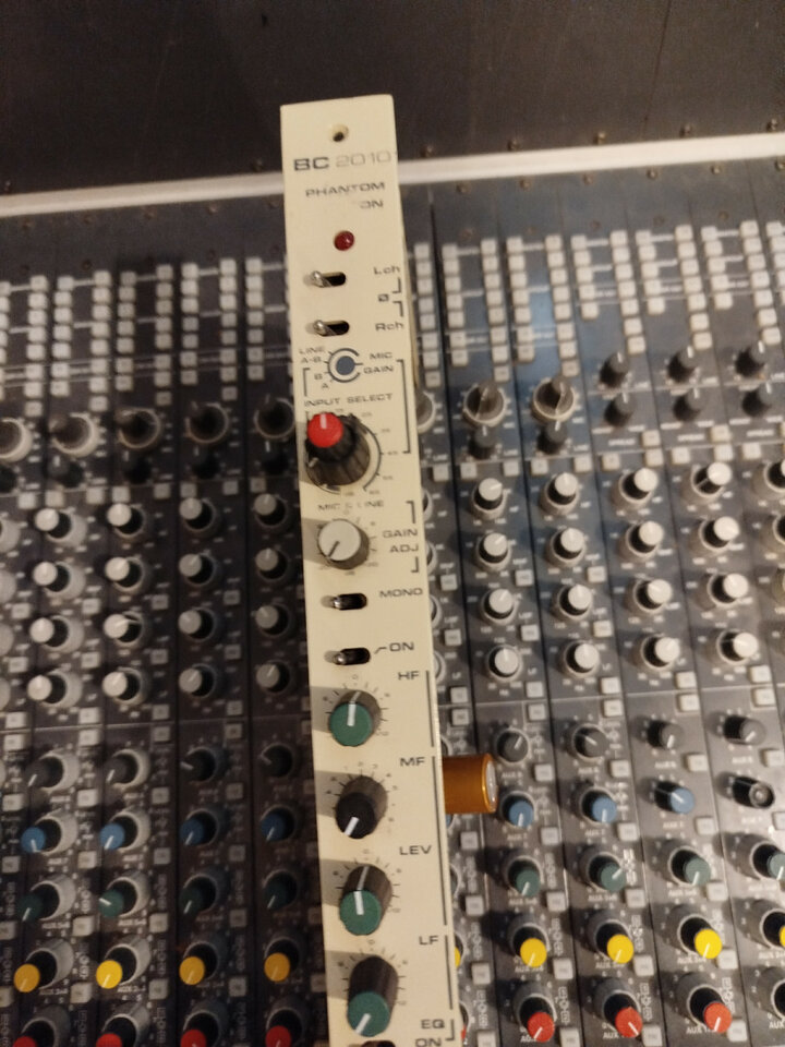 Previo discreto micro y línea AEQ BC2010