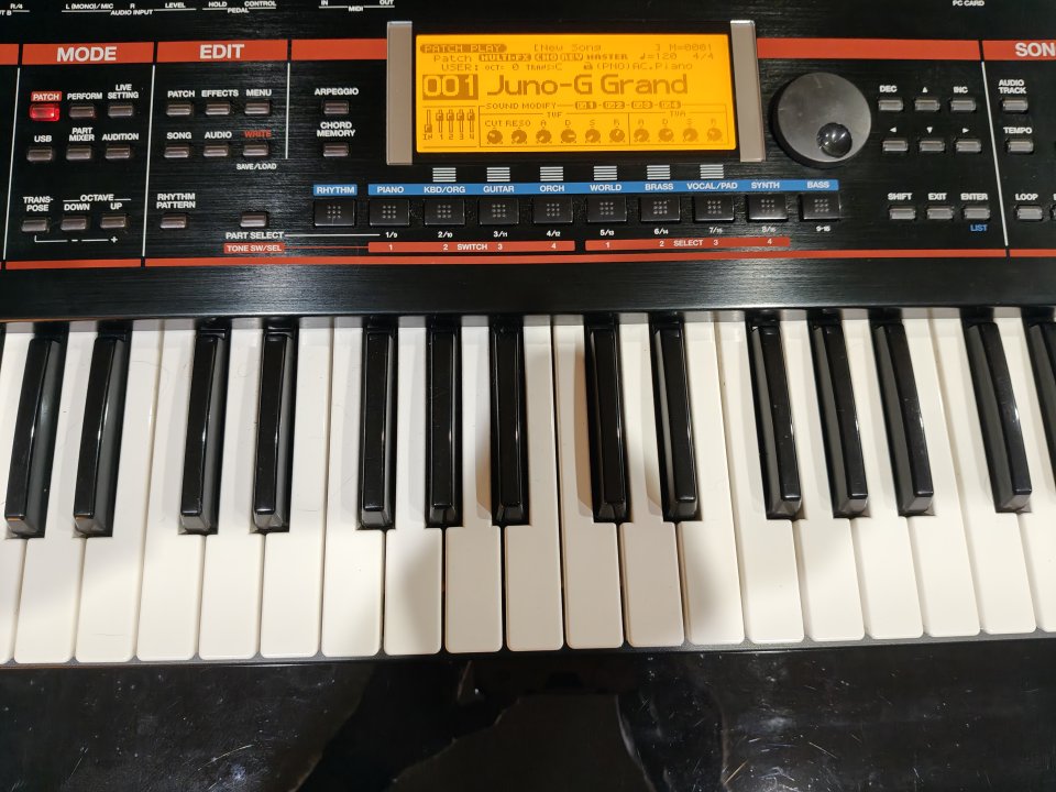 Roland Juno-G con pantalla nueva recién cambiada