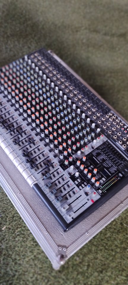 Behringer SX2442FX + flight case de segunda mano · Foto 5 de 6 · Sevilla · 345 €