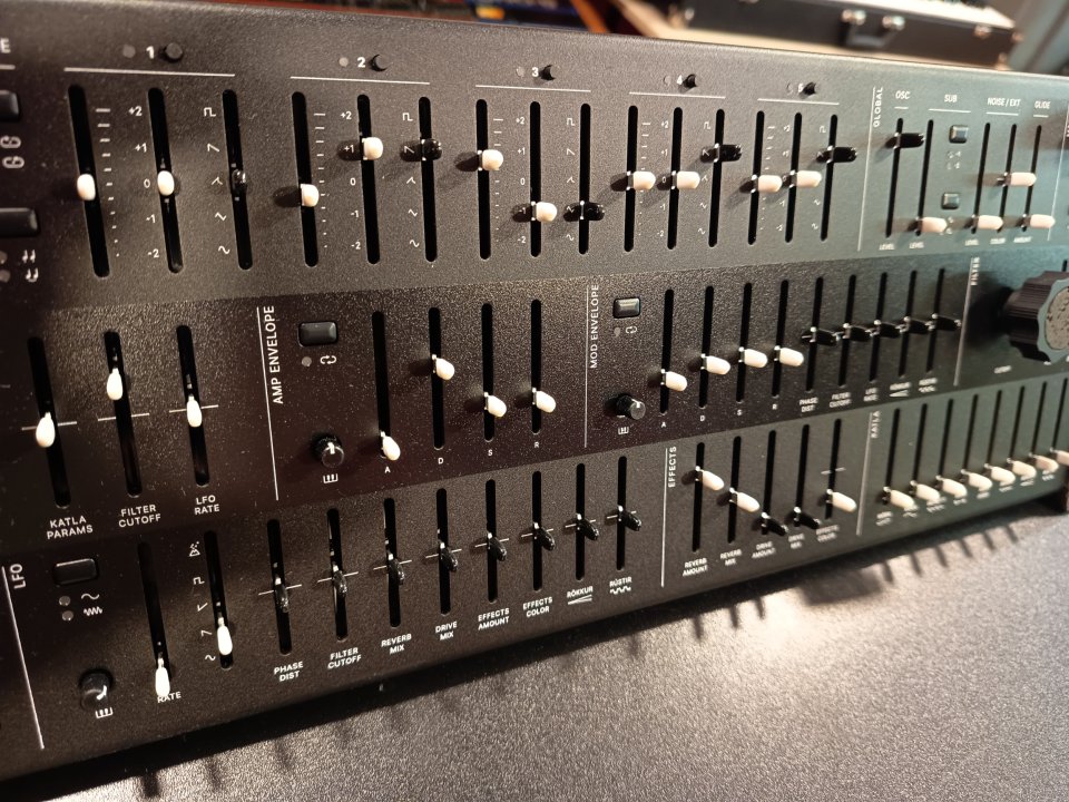 Genki Katla Voice Rotating PolySynth de segunda mano · Foto 8 de 8 · Barcelona · 3900 €