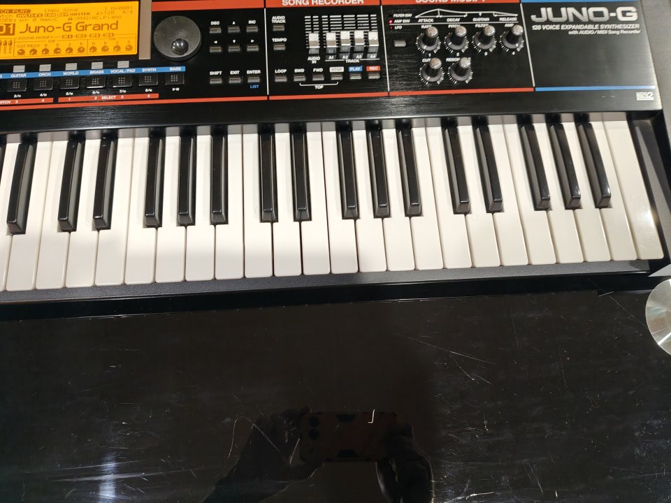 Roland Juno-G con pantalla nueva recién cambiada