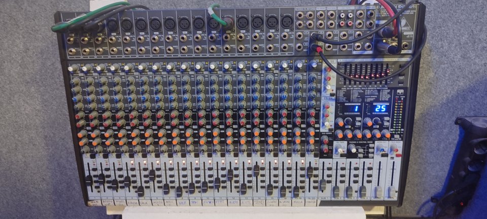Behringer SX2442FX + flight case de segunda mano · Foto 6 de 6 · Sevilla · 345 €