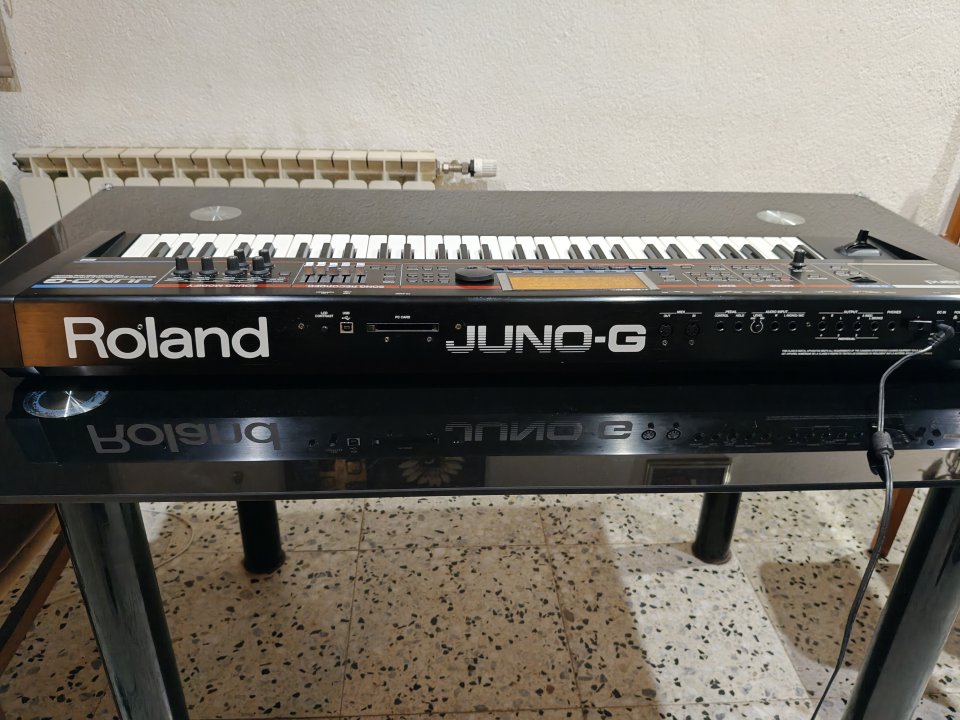 Roland Juno-G con pantalla nueva recién cambiada