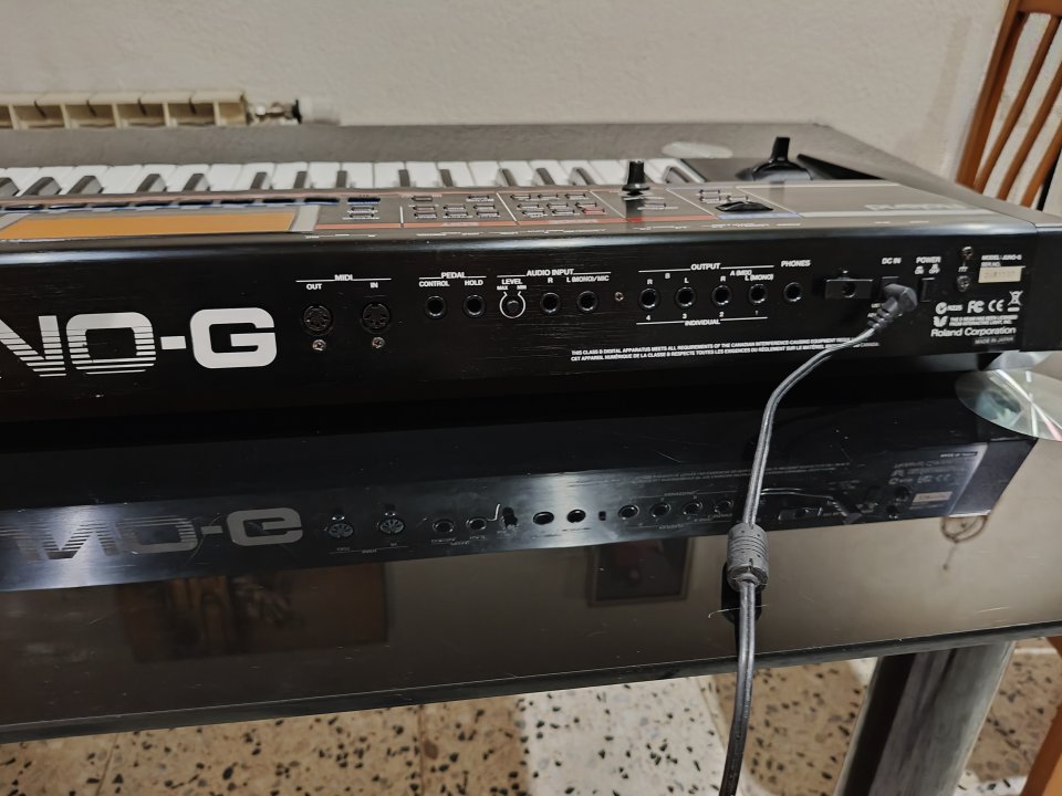 Roland Juno-G con pantalla nueva recién cambiada