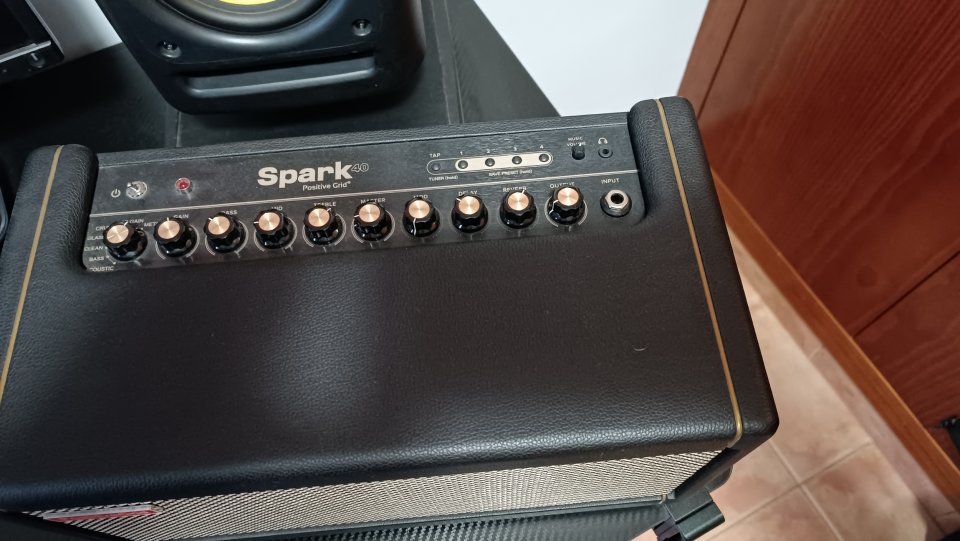 Positive Grid SPARK FULL SET +CAB+CONTRO X+ ACCESORIOS+TABLET de segunda mano · Foto 2 de 10 · Valencia · 700 €