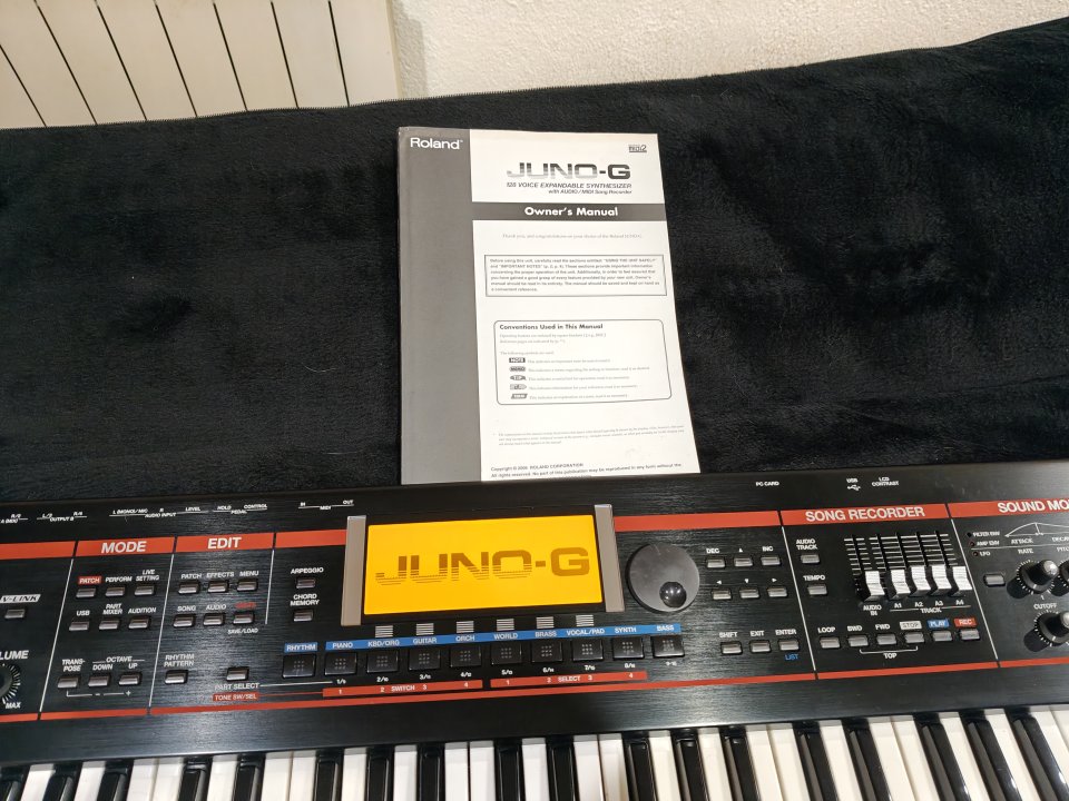 Roland Juno-G con pantalla nueva recién cambiada