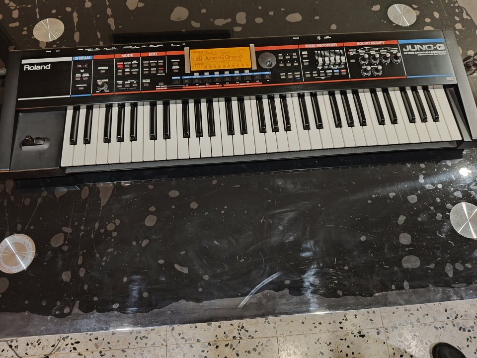 Roland Juno-G con pantalla nueva recién cambiada