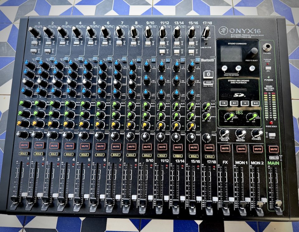 Mesa Mackie  Onyx 16