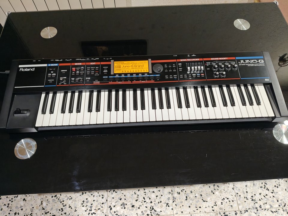 Roland Juno-G con pantalla nueva recién cambiada
