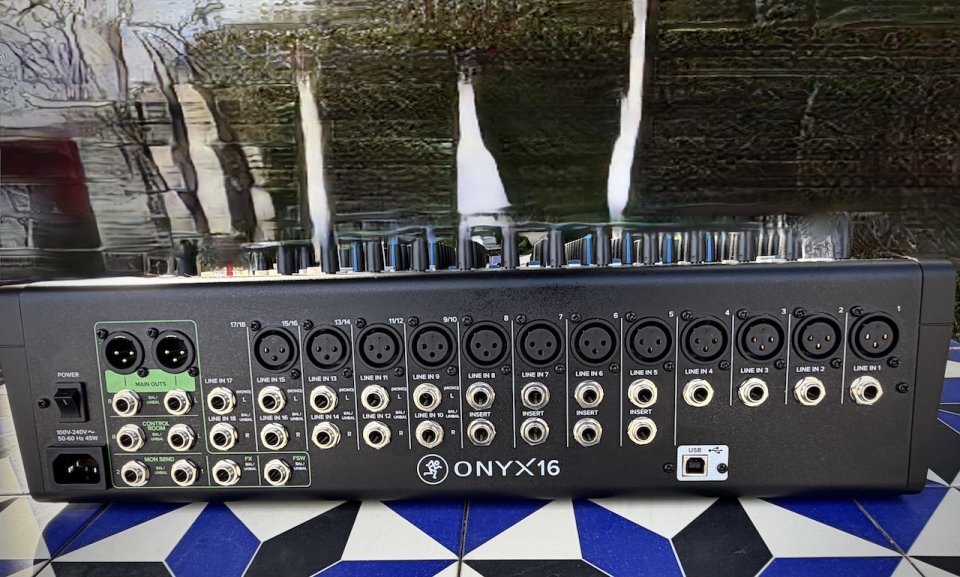 Mesa Mackie  Onyx 16