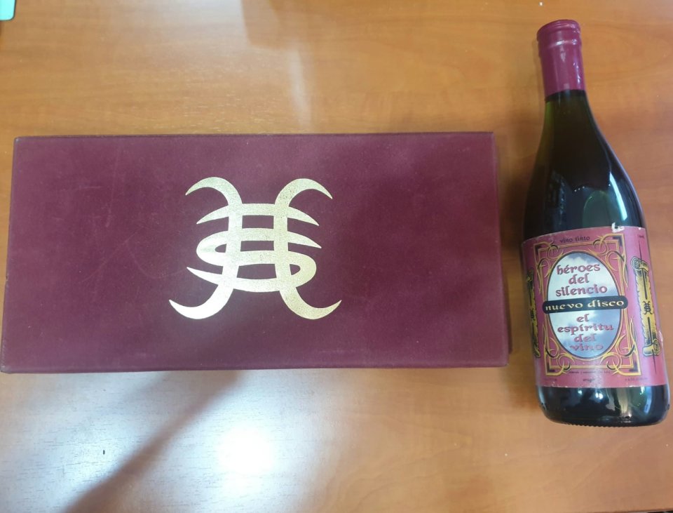 HEROES DEL SILENCIO, Caja de terciopelo y botella promocional. Santo grial!