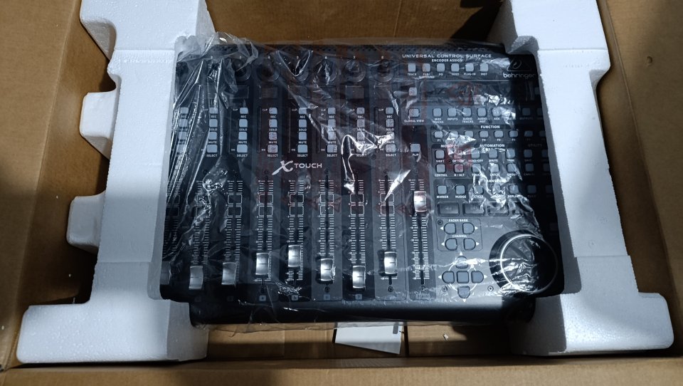 Behringer X-touch nueva garantía de segunda mano · Foto 2 de 3 · Ourense · 360 €