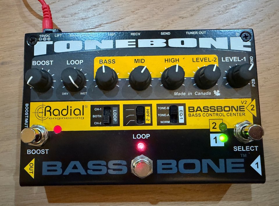 Previo y DI para bajo Radial Bassbone v2