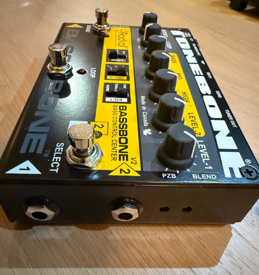 Previo y DI para bajo Radial Bassbone v2