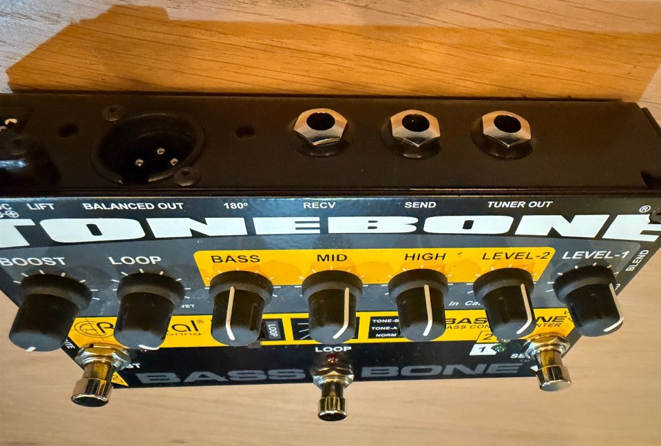 Previo y DI para bajo Radial Bassbone v2