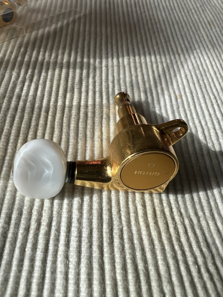 Clavijas Gotoh de mi Strat Kotzen (blanco perlado)