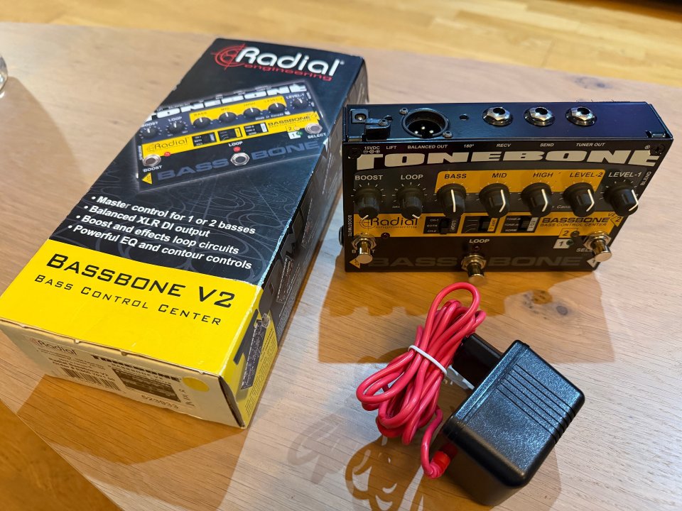 Previo y DI para bajo Radial Bassbone v2