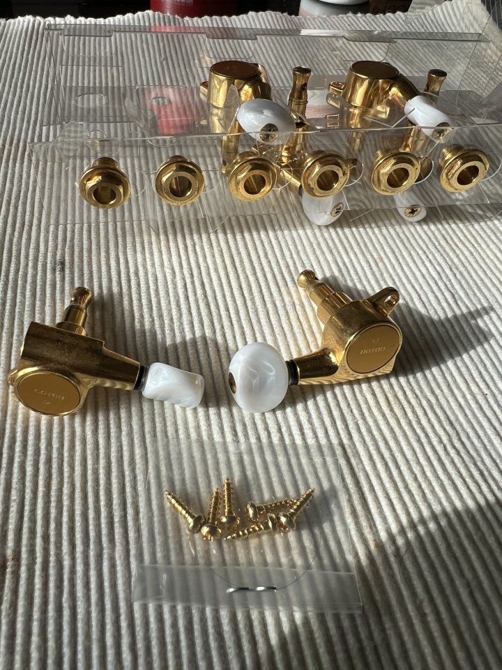 Clavijas Gotoh de mi Strat Kotzen (blanco perlado)