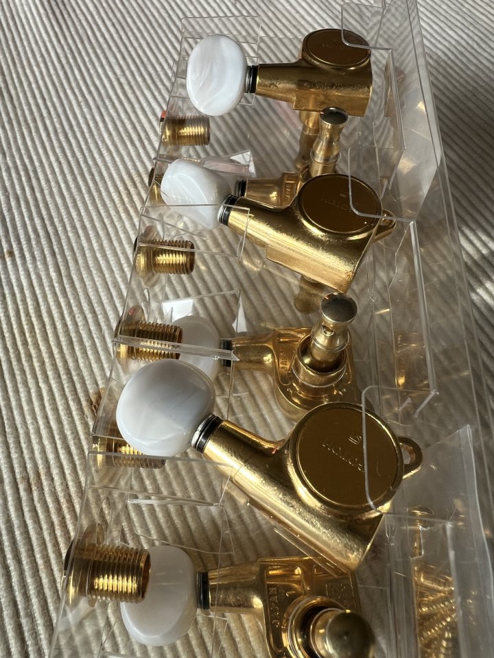 Clavijas Gotoh de mi Strat Kotzen (blanco perlado)