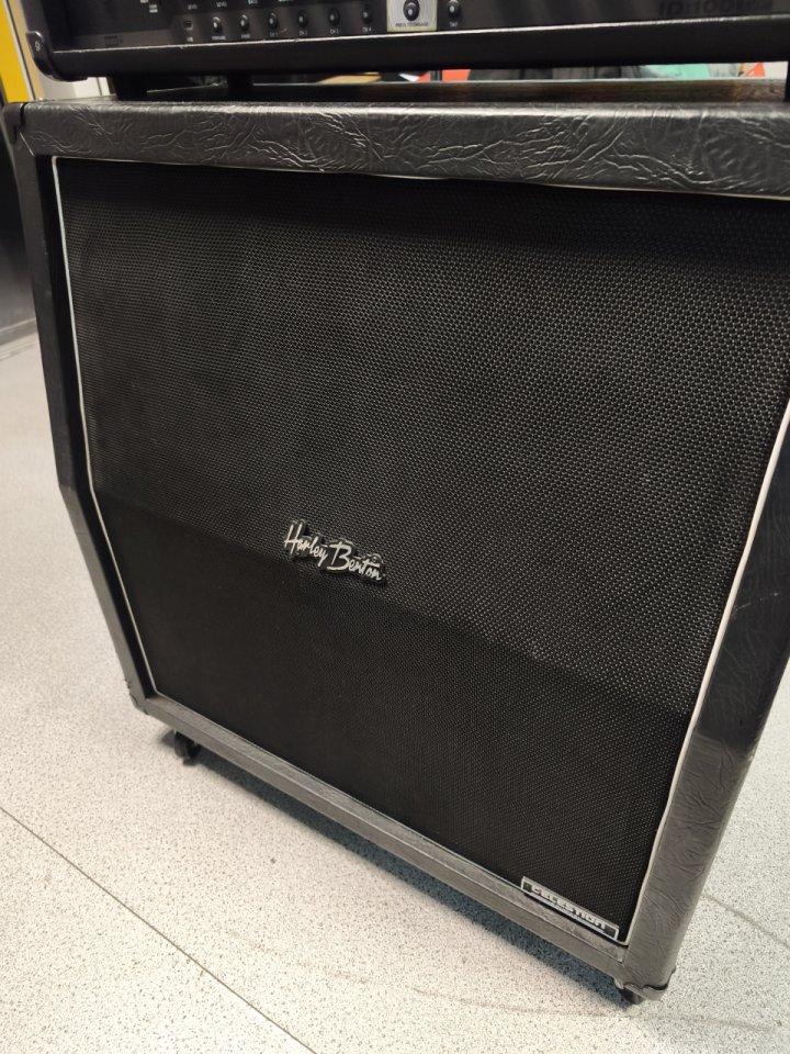 Pantalla Harley Benton G412A 4x12 Celestion V30 de segunda mano · Foto 1 de 6 · Guadalajara · 365 €