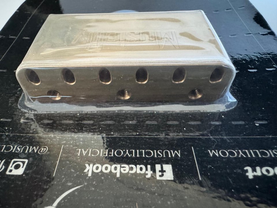 Bloque de latón Musiclily para Tremolo PRECINTADO - Solo Venta, NO Cambios