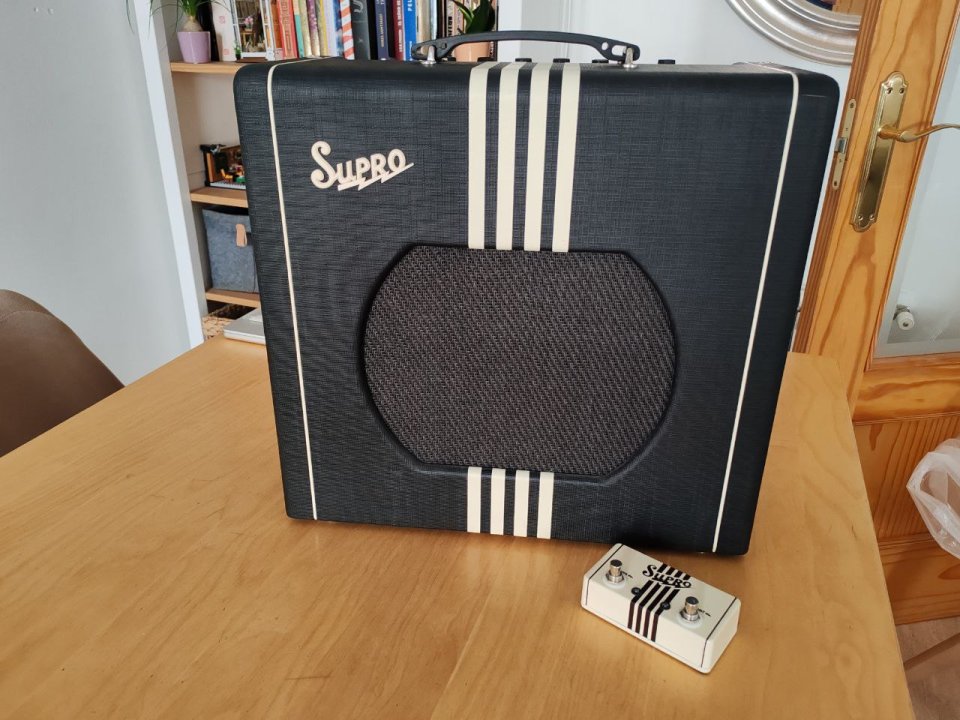 Amplificador a válvulas Supro Delta King 12 - 15W