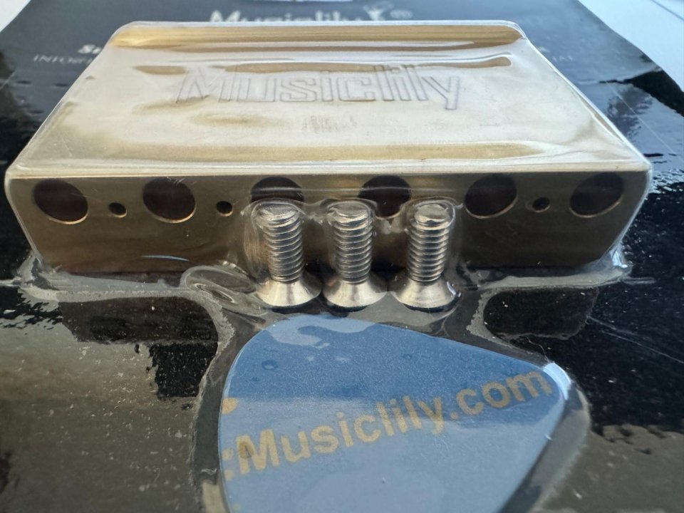 Bloque de latón Musiclily para Tremolo PRECINTADO - Solo Venta, NO Cambios