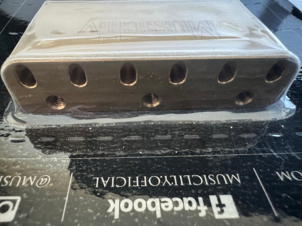 Bloque de latón Musiclily para Tremolo PRECINTADO - Solo Venta, NO Cambios