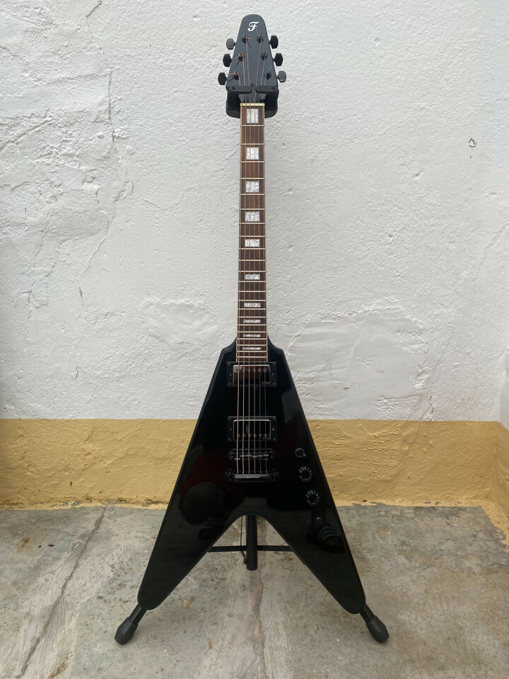 Guitarra Fazley Flying V