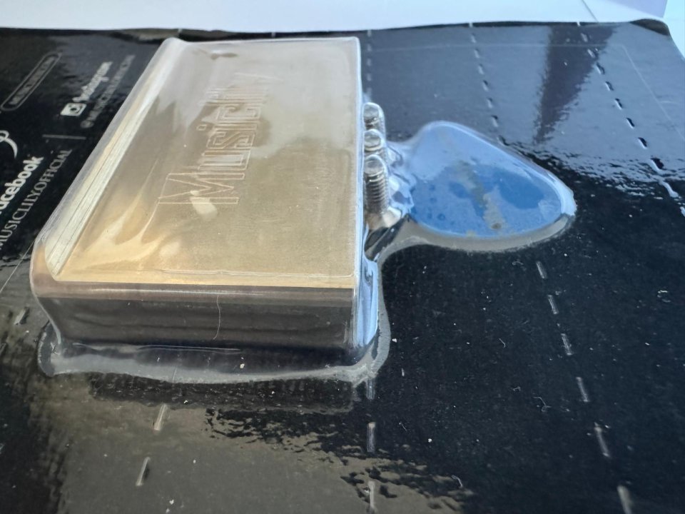 Bloque de latón Musiclily para Tremolo PRECINTADO - Solo Venta, NO Cambios