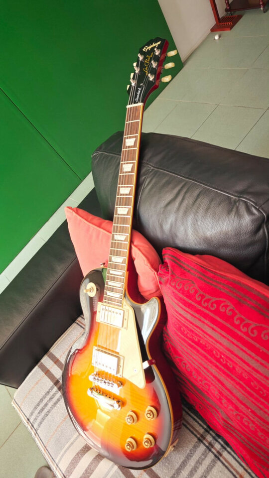 Epiphone Inspired by Gibson Les Paul Standard '50s Vintage Sunburst.