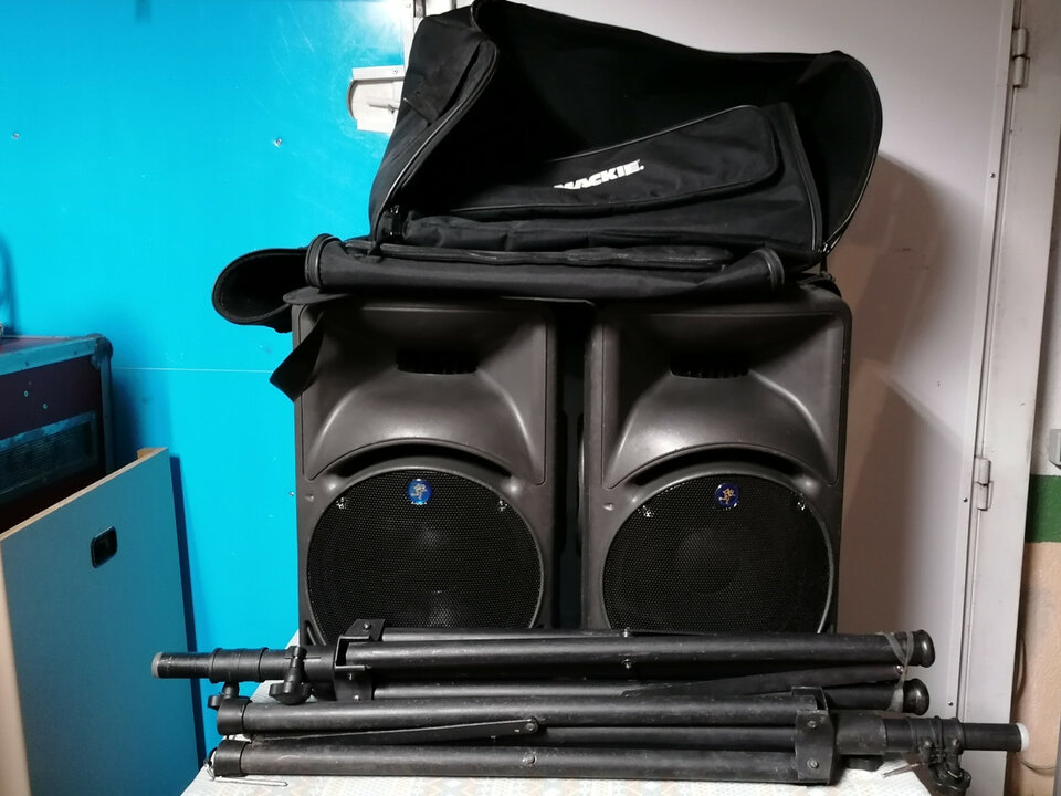 Altavoces activos Mackie SRM450 + tripodes + fundas