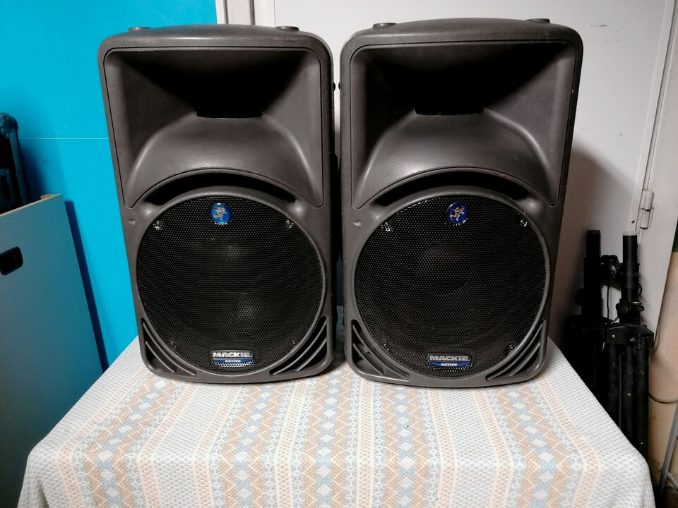 Altavoces activos Mackie SRM450 + tripodes + fundas de segunda mano · Foto 2 de 7 · Madrid · 790 €
