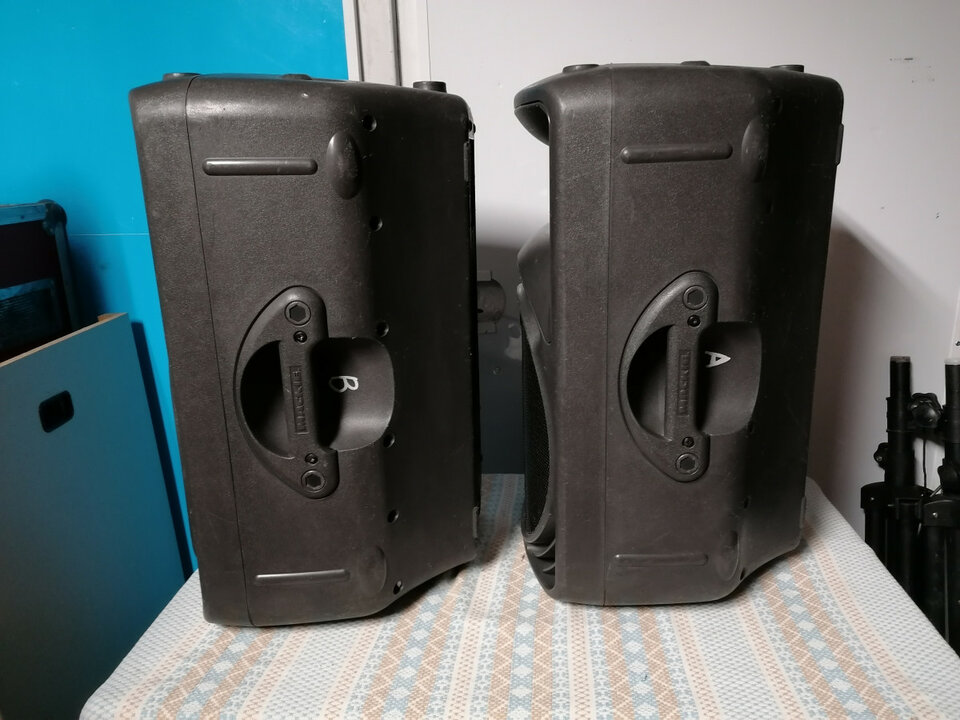 Altavoces activos Mackie SRM450 + tripodes + fundas de segunda mano · Foto 3 de 7 · Madrid · 790 €