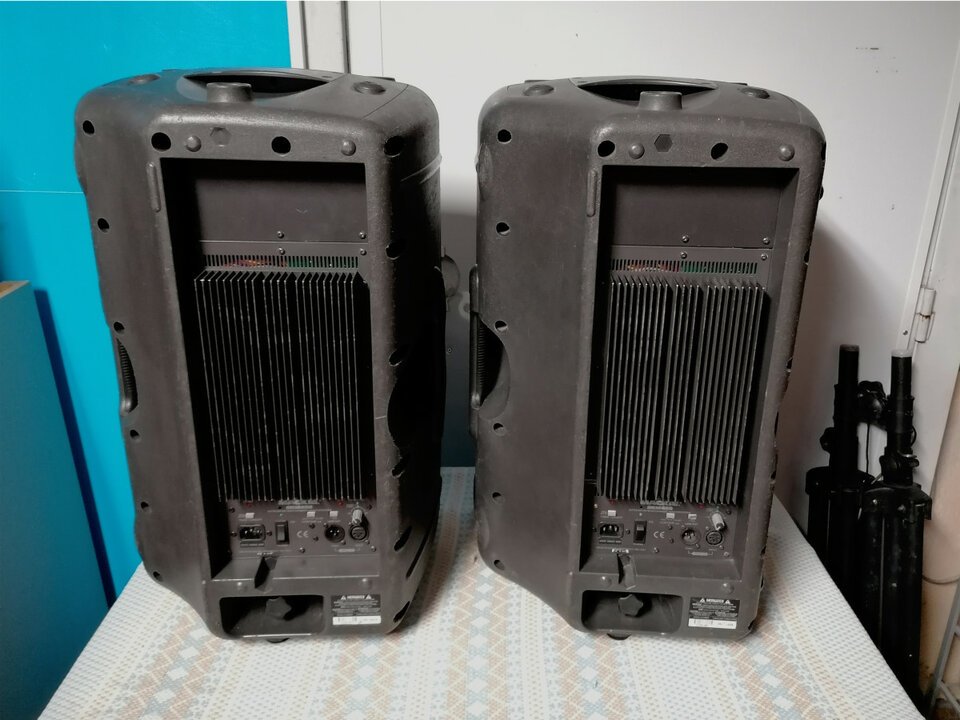 Altavoces activos Mackie SRM450 + tripodes + fundas de segunda mano · Foto 4 de 7 · Madrid · 790 €