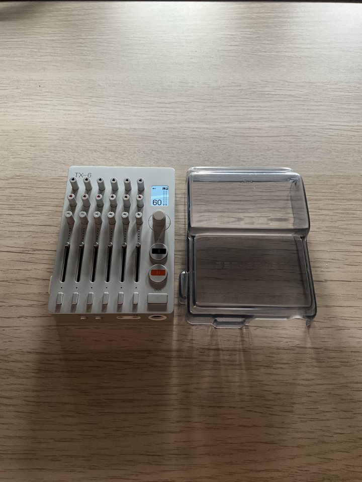 Teenage Engineering TX-6 con decksaver de segunda mano · Foto 5 de 5 · Madrid · 940 €