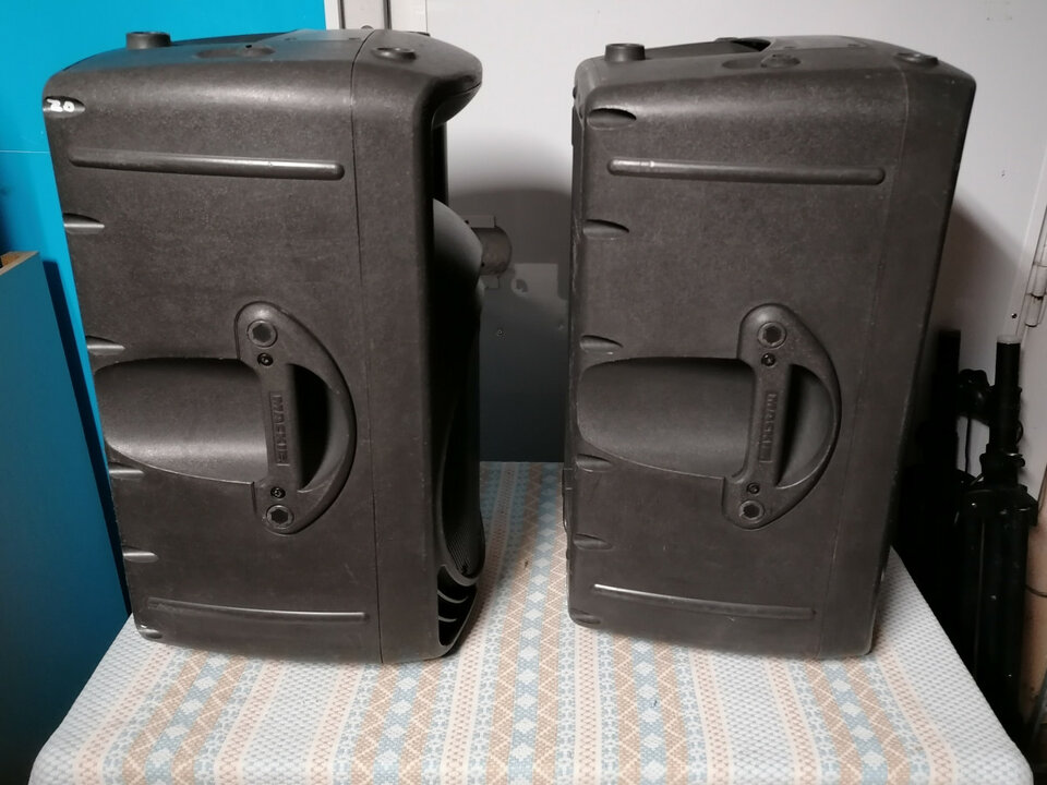 Altavoces activos Mackie SRM450 + tripodes + fundas de segunda mano · Foto 5 de 7 · Madrid · 790 €