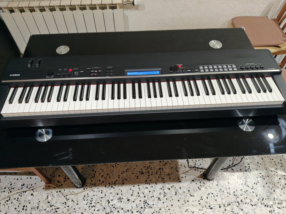 Yamaha CP4 como nuevo con funda de transporte original Yamaha con ruedas