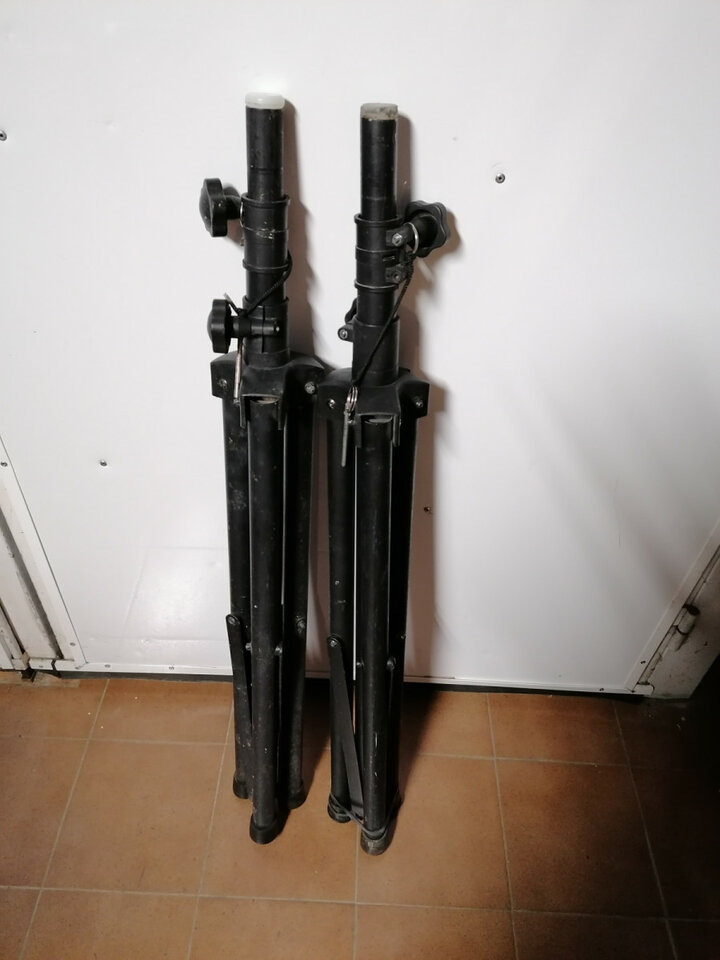Altavoces activos Mackie SRM450 + tripodes + fundas de segunda mano · Foto 7 de 7 · Madrid · 790 €