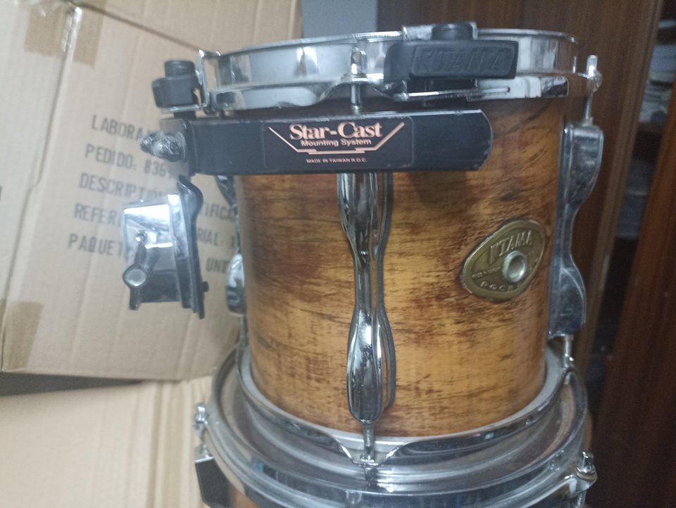 Tom Tama Rockstar 8x7 con star-cast.