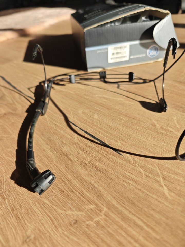 Micrófono AKG 520L diadema + MiniXLR-XLR de segunda mano · Foto 5 de 6 · Barcelona · 120 €
