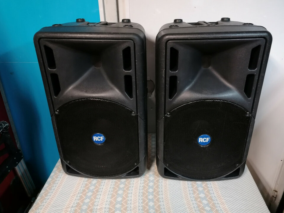 Altavoces activos RCF Art Series 325A + tripodes + fundas de segunda mano · Foto 2 de 9 · Madrid · 1090 €